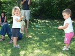bimbi che giocano